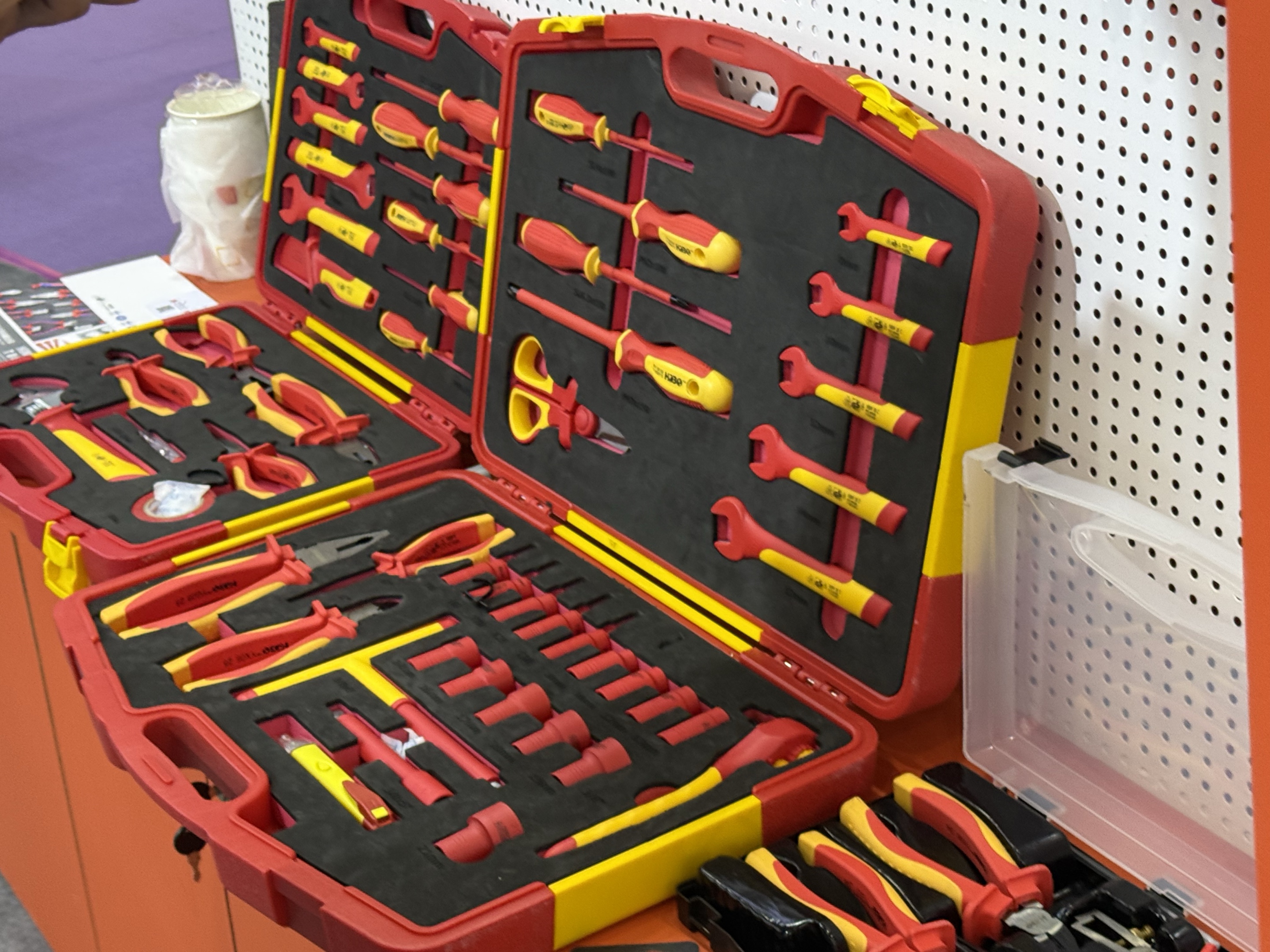 Geöffnete Werkzeugkoffer mit Handwerkzeugen in passgenauen Fächern.